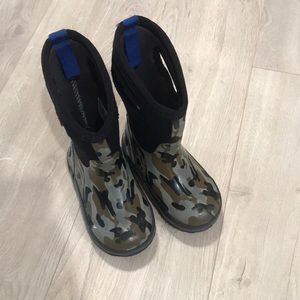 Bogs size 9 snow boots